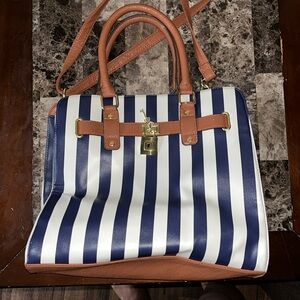 Stylish Women's handbag with brooch